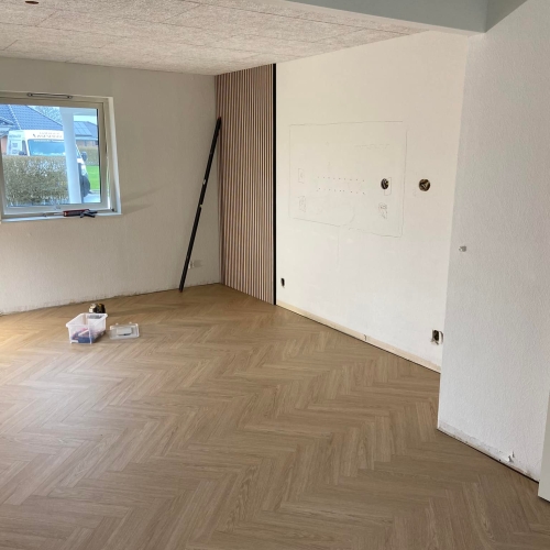 Trælister er ved at blive påsat under renovering af bolig i Aabenraa