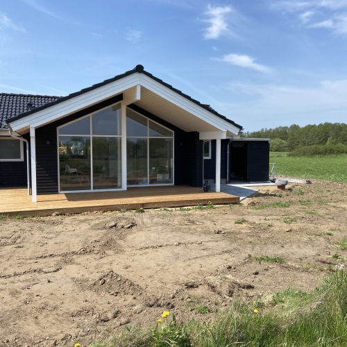 Store flotte vinduer monteret i nybygget sommerhus på Rømø