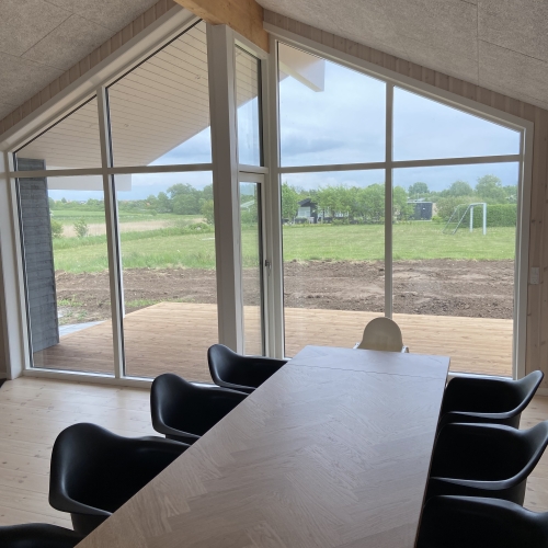 Vinduer og terrassedør monteret i sommerhus på Rømø set indefra.