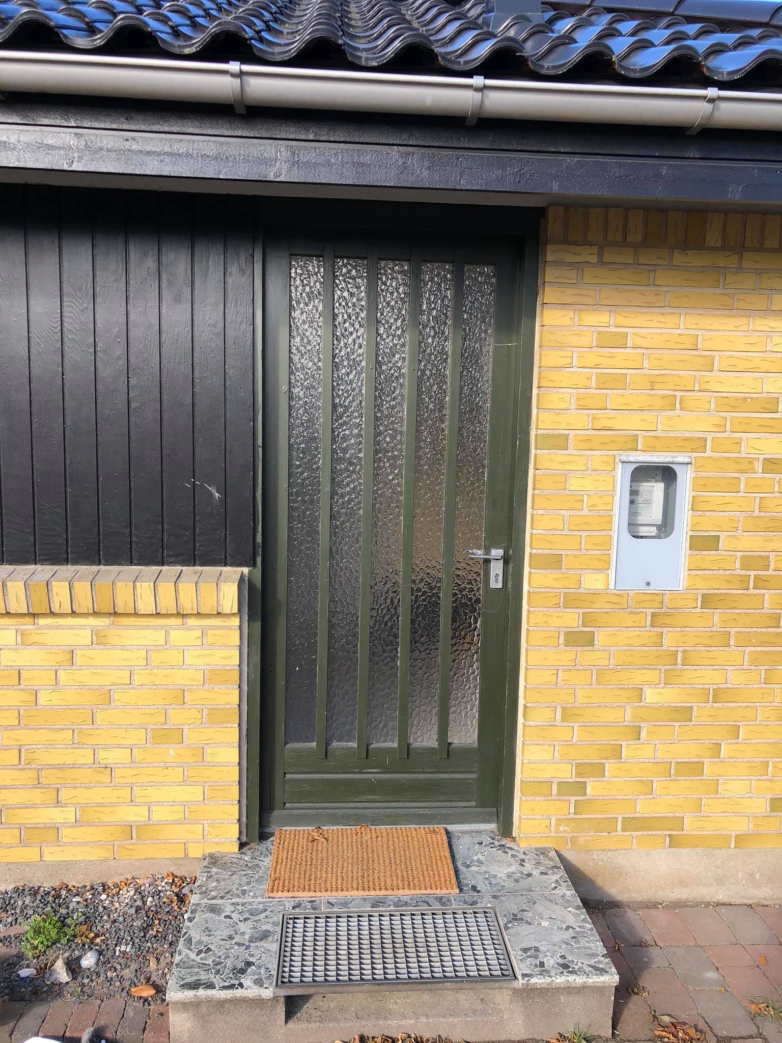 Gammel dør skal udskiftes i bolig i Aabenraa