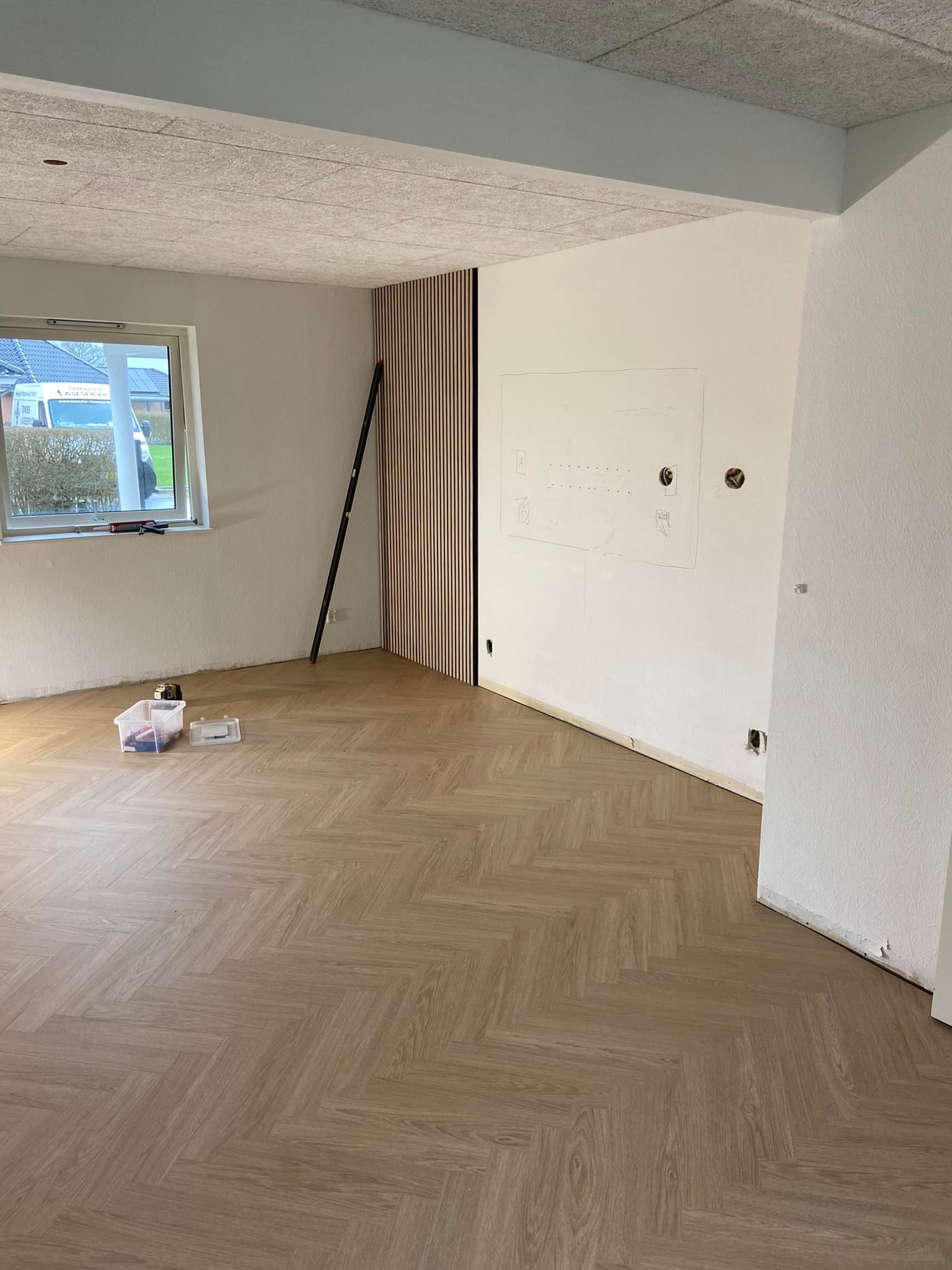 Trælister er ved at blive påsat under renovering af bolig i Aabenraa