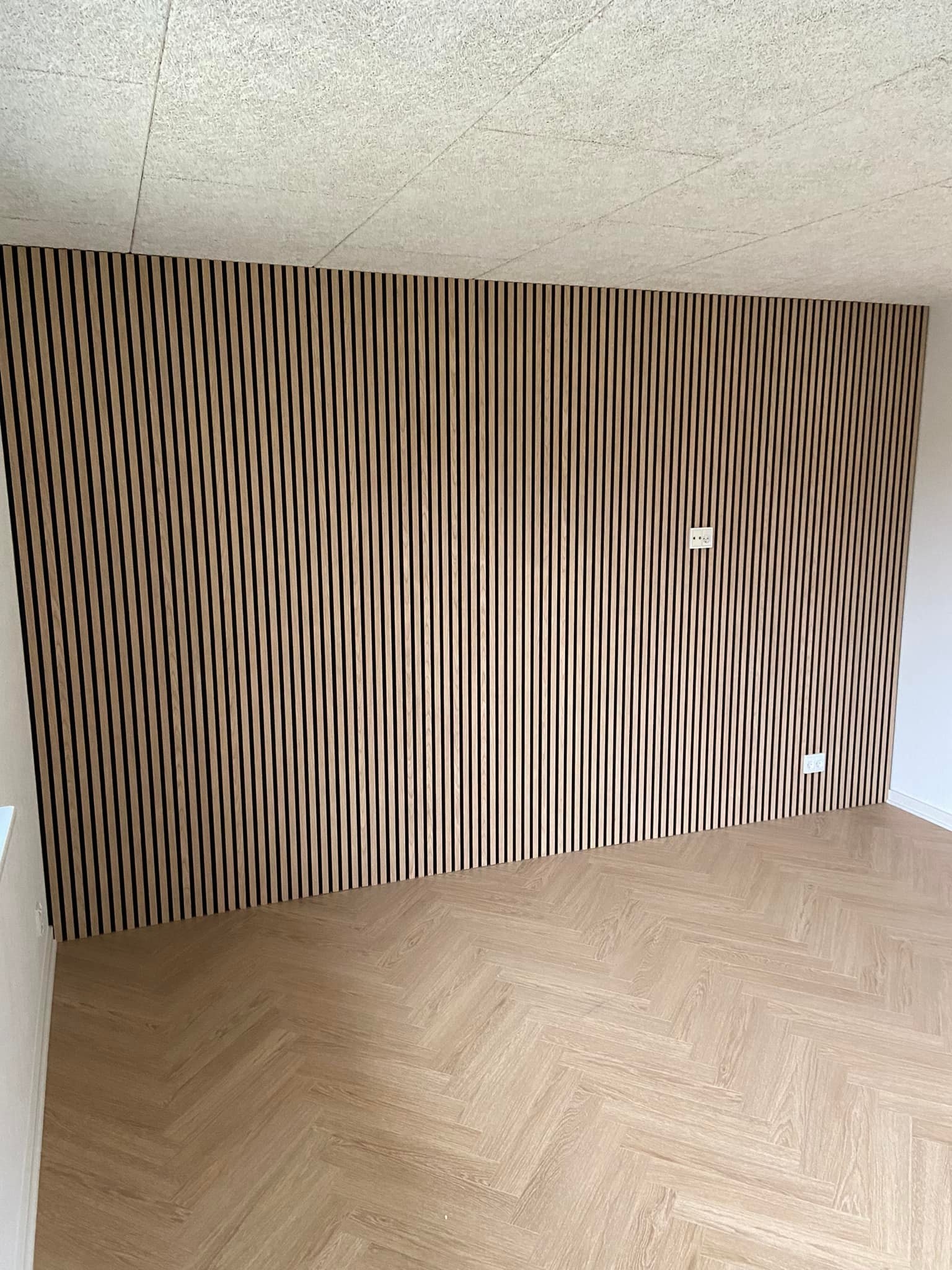 Renovering af hus i Aabenraa – væg i stue har fået trælister