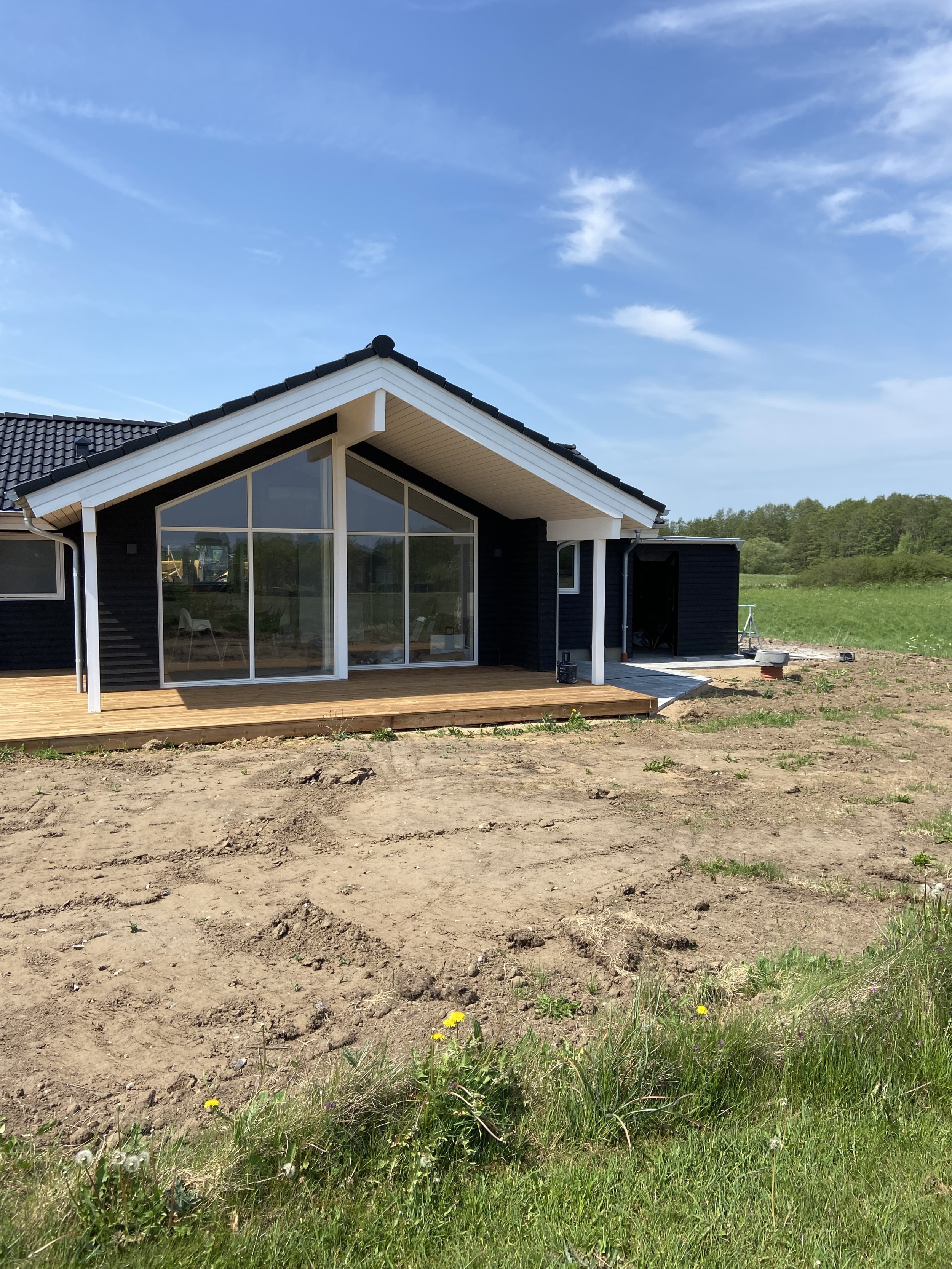 Store flotte vinduer monteret i nybygget sommerhus på Rømø