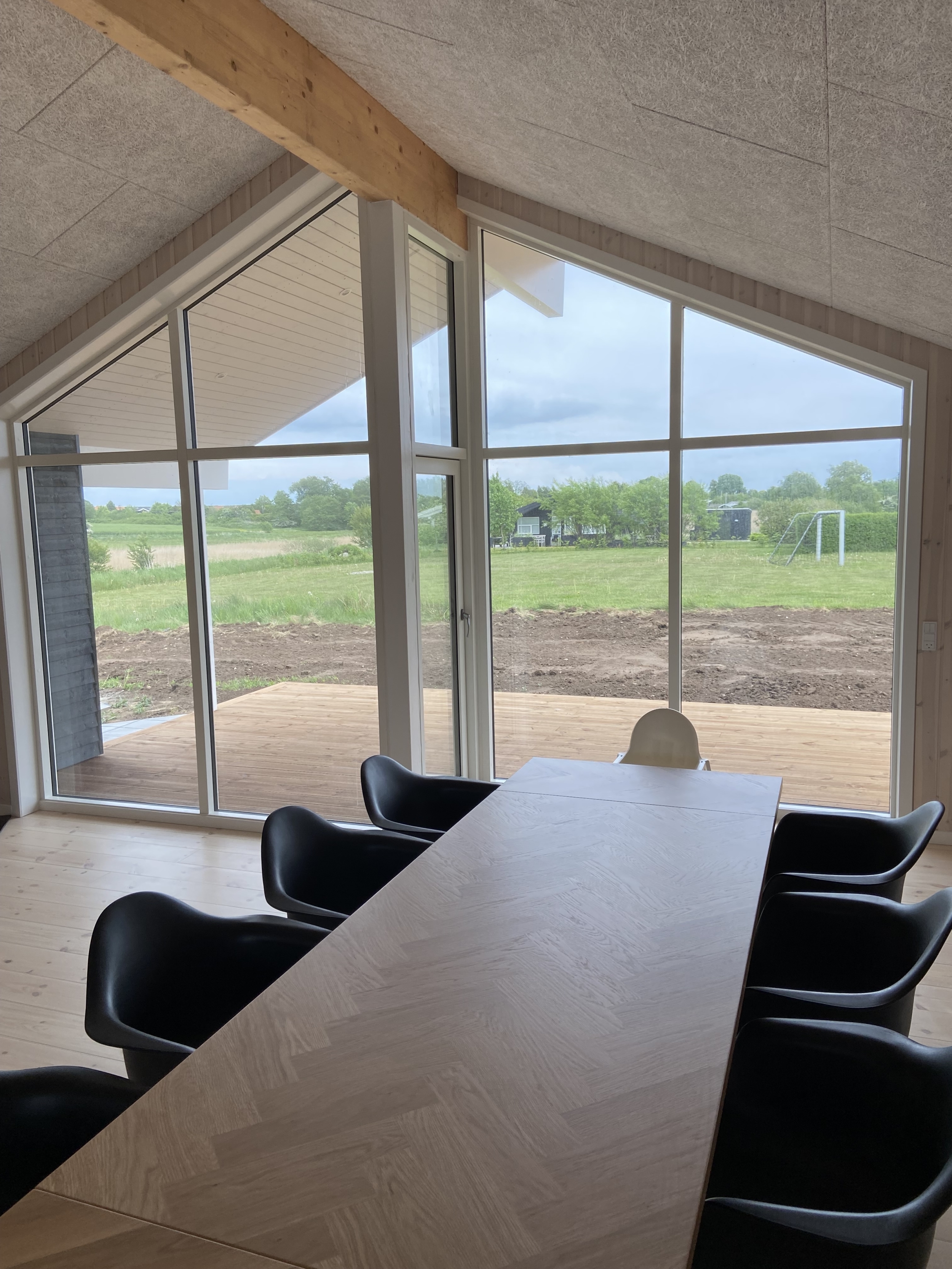 Vinduer og terrassedør monteret i sommerhus på Rømø set indefra.
